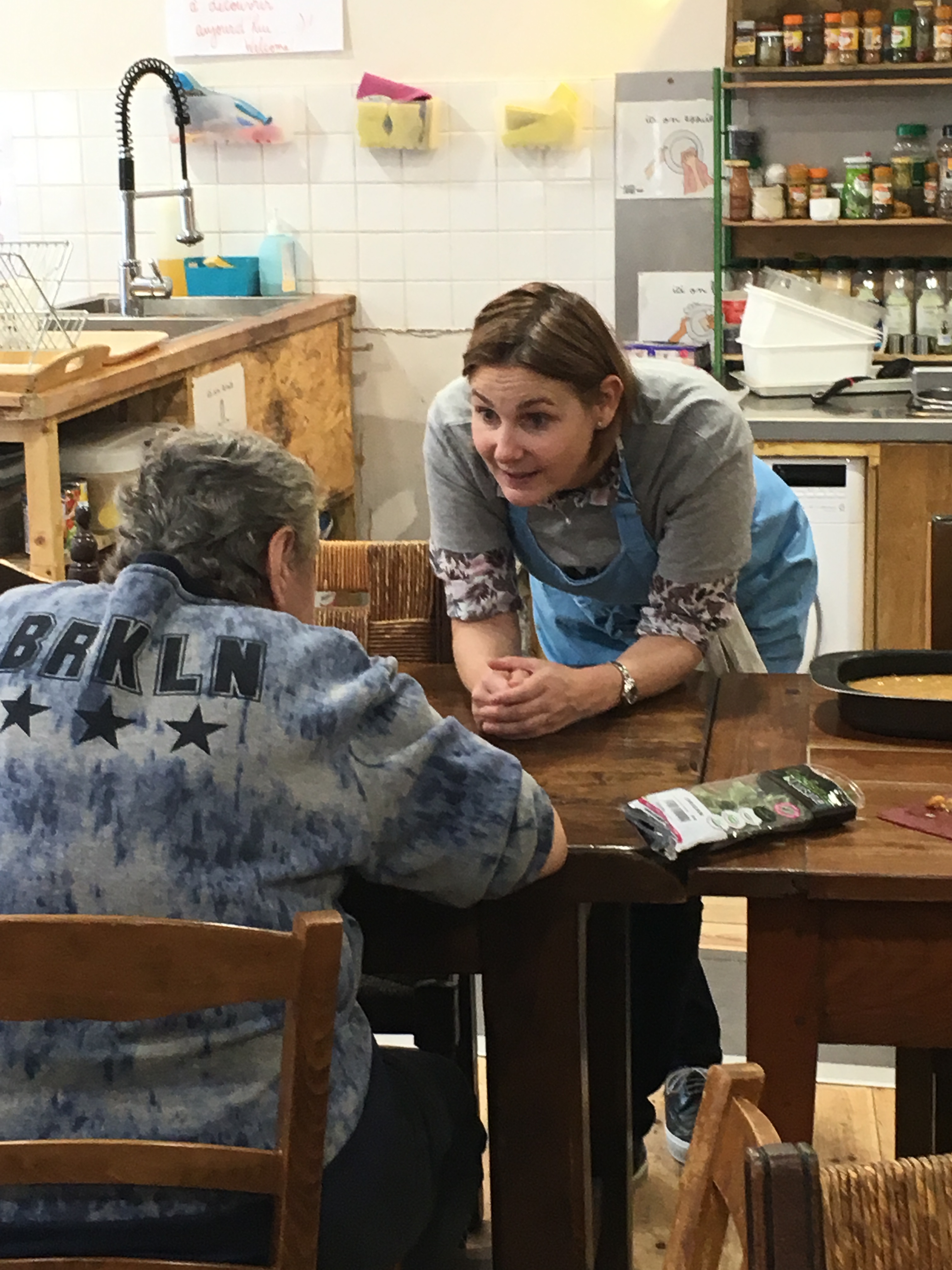 Deux personnes qui discutent