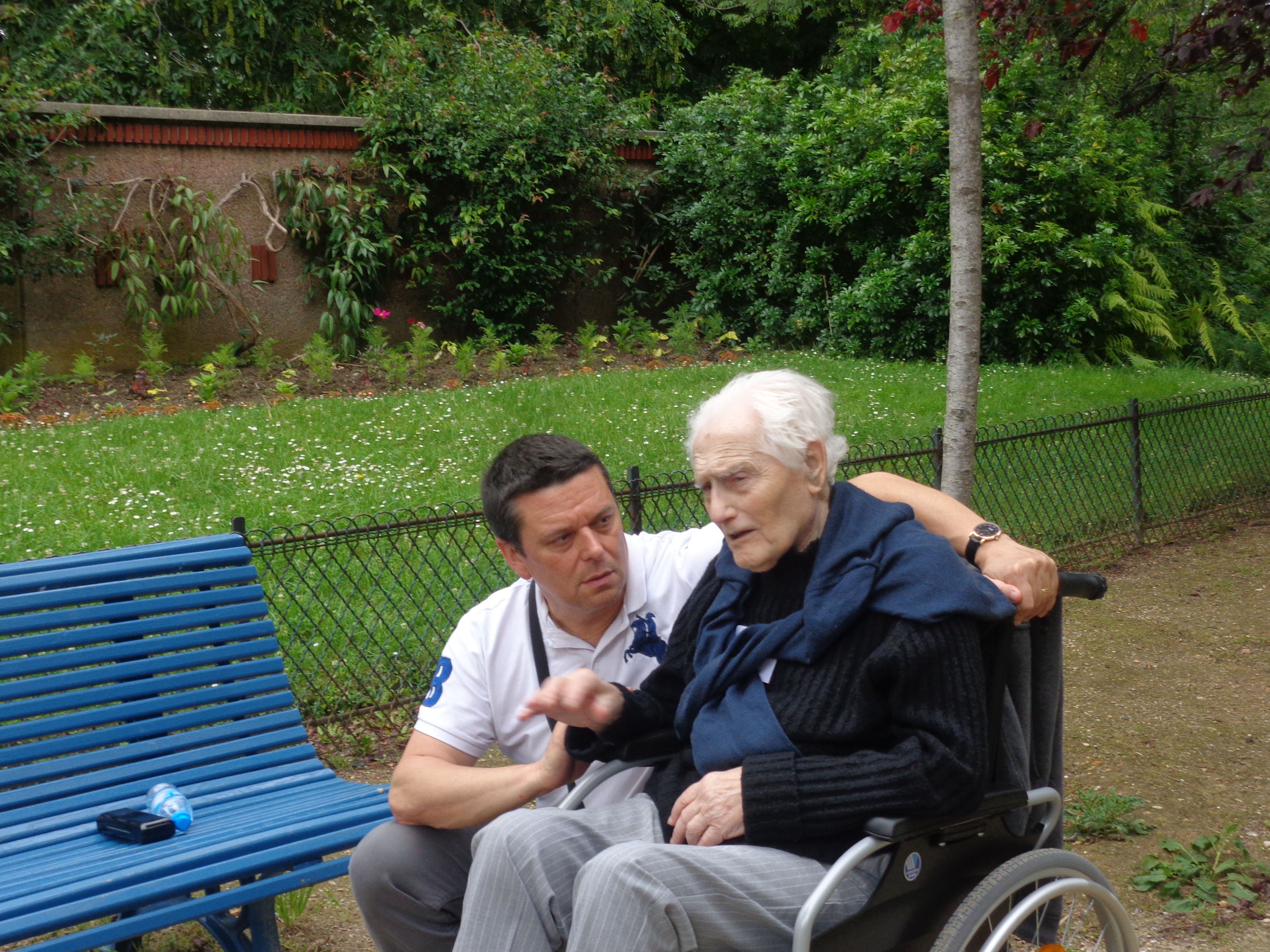 homme et personne agee