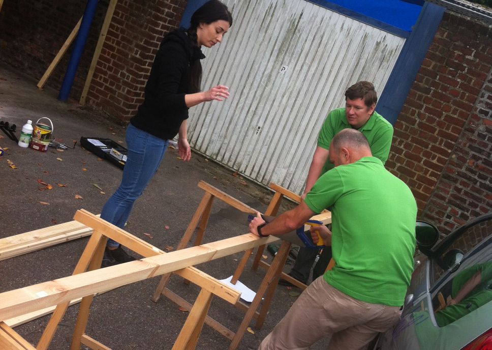 Photo de personnes qui travaillent le bois