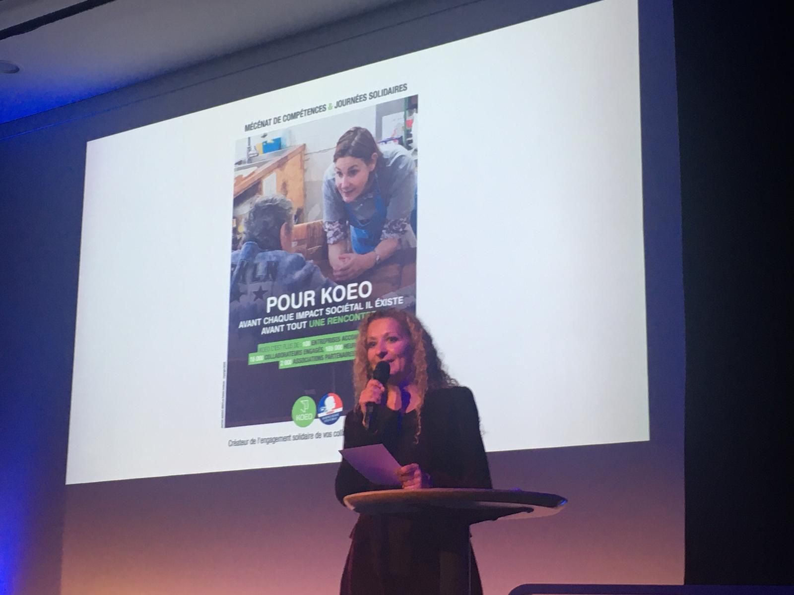 orateur avec slideshow dans arrière plan