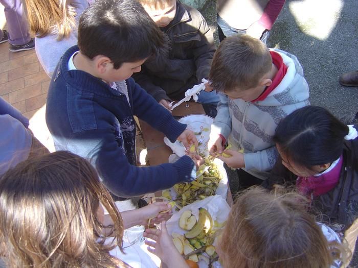 Photo d'enfant autour de nourriture