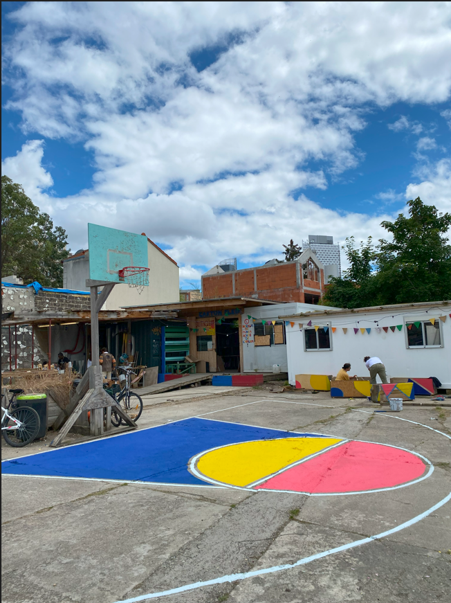 Photo d'un panier de basket avec des bâtiments