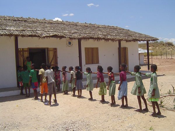 Photo de personnes avancant à la suite