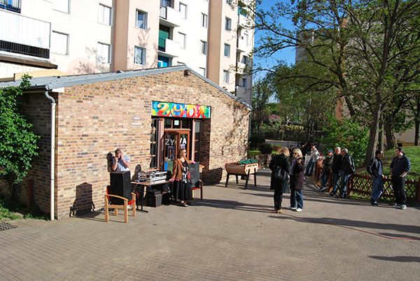 Photo d'un bâtiment avec des personnes devant