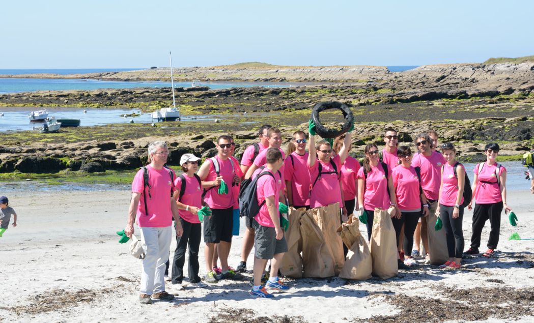 Photo de groupes de personnes en t-shirt rose